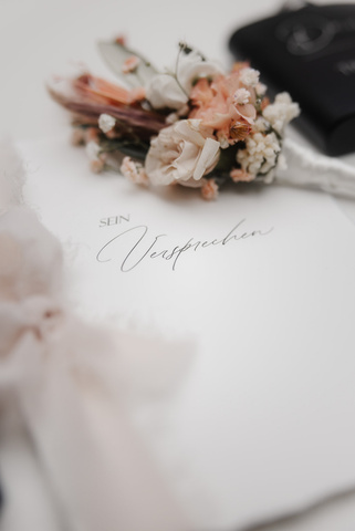 Eheringe auf einer Hochzeitskarte